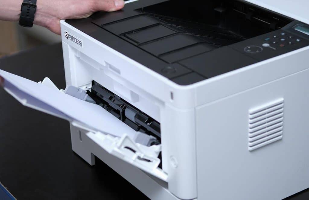 Kyocera Drucker mit offener Papierkassette zeigt Tonerkartusche beim Austausch